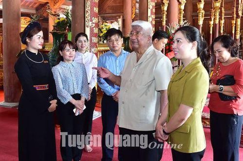 Đồng chí Phạm Thế Duyệt, nguyên Ủy viên Thường trực Bộ Chính trị, nguyên Chủ tịch Ủy ban Trung ương MTTQ Việt Nam dâng hương tại Khu di tích Quốc gia đặc biệt Tân Trào