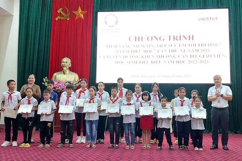 Trao 97 suất học bổng 'Thắp sáng niềm tin' cho học sinh huyện Định Hóa