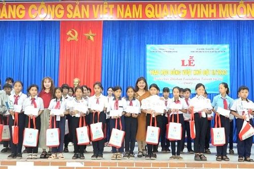 Trao học bổng và quà cho 110 học sinh vượt khó