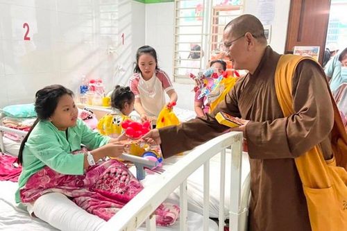 Các đơn vị, tự viện trao quà cho thiếu nhi, bệnh nhi nhân Tết Trung thu tại các địa phương