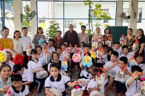 Chùa Long Hoa tặng quà trung thu đến các em học sinh khuyết tật
