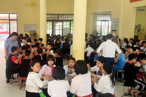 Phú Thọ: Huyện miền núi Tân Sơn tạo điều kiện cho học sinh dân tộc thiểu số yên tâm học tập