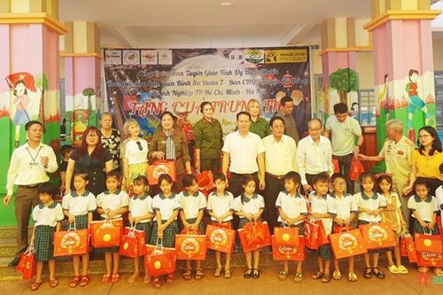 Bình Phước: Trao tặng 700 phần quà cho trẻ em nhân dịp Tết Trung thu