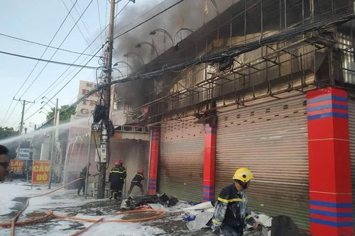 'Bà hỏa' thiêu rụi hơn 100 xe máy