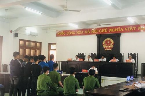 Dắt nhau vào tù sau cuộc hỗn chiến vì 'nhìn đểu'