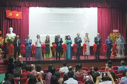 Bất ngờ lượng khán giả xem liên hoan phim Việt-Âu ngồi tràn cả lối đi