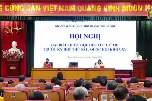 Đại biểu Quốc hội tiếp xúc cử tri quận Long Biên