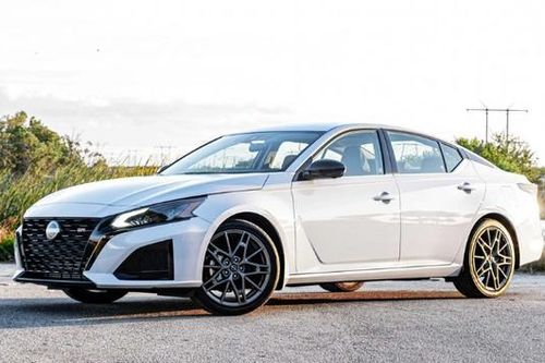 Nissan sẽ dừng sản xuất hai mẫu sedan