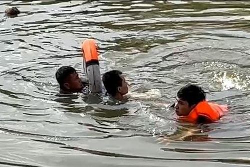 TPHCM: Hai cán bộ Công an lao xuống kênh Tàu Hủ cứu người đuối nước