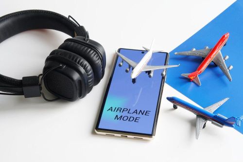 Điện thoại thông minh có thể và không thể làm gì khi ở chế độ trên máy bay?