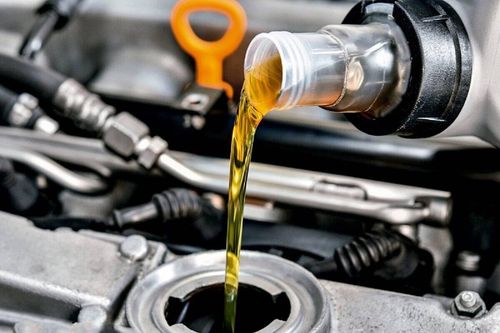 Những tác hại khi đổ dư dầu động cơ xe ô tô