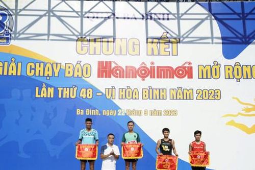 Hơn 400 VĐV tham gia chung kết Giải chạy Báo Hànôịmới lần thứ 48 quận Ba Đình