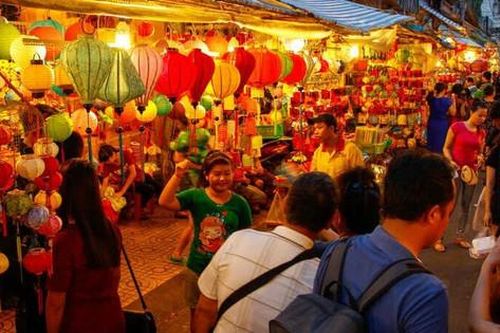Hai người đàn ông đam mê làm đèn Trung thu