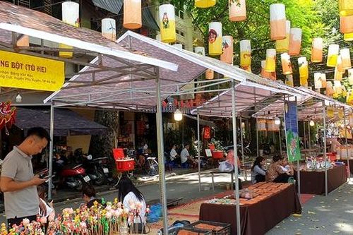 Nhiều người đến phố Phùng Hưng để trải nghiệm những đồ chơi truyền thống vô cùng đặc sắc