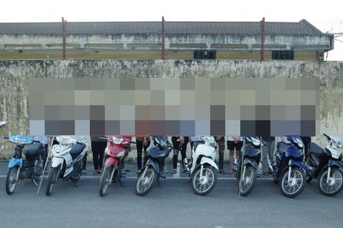 Triệu tập gần 20 đối tượng phóng xe máy đánh võng mang theo hung khí trên đường