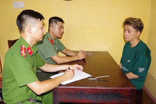 Thợ cắt tóc thực hiện tội phạm, sau khi nghe lỏm được tiếng thì thào của bà chủ