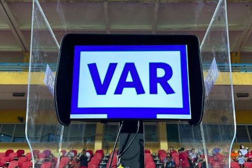 Vì sao VAR chưa thể 'phủ sóng' 100% ở V-League?
