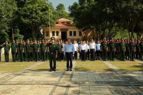 Phó Thủ tướng Trần Hồng Hà dự lễ chào cờ ở 'nơi con sông Hồng chảy vào đất Việt'