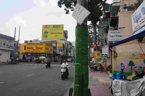 Thành phố Hồ Chí Minh tháo cỏ nhựa ốp cột điện, cột đèn