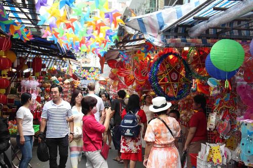 Đường lồng đèn lớn nhất Thành phố Hồ Chí Minh nhộn nhịp khách vào dịp cuối tuần