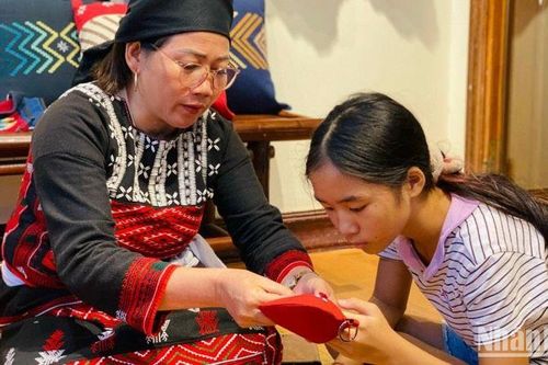 Hoa văn hạt cườm và thêu đếm sợi trên trang phục người Xá Phó