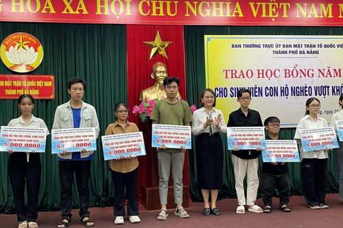 Trao học bổng cho 59 sinh viên nghèo học giỏi