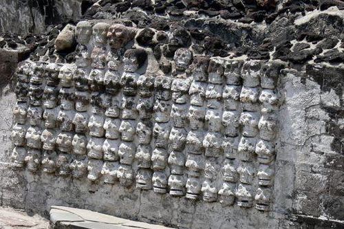 Khai quật ngôi đền cổ, chuyên gia 'sợ hết hồn' thấy tháp sọ người