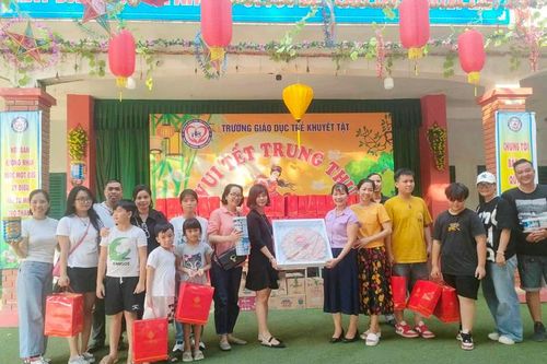 Báo Tri thức và Cuộc sống tặng quà cho các trẻ em trường khuyết tật