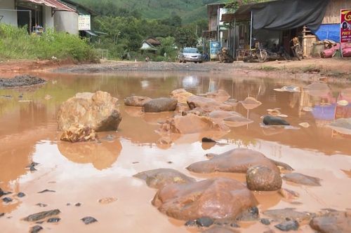 Người dân Đăk Glei, Kon Tum khốn đốn vì đường xuống cấp