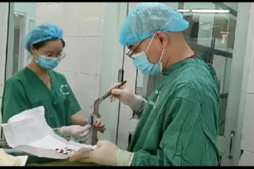 Bệnh nhân cấp cứu mới biết trong ổ bụng có đoạn nứa mục