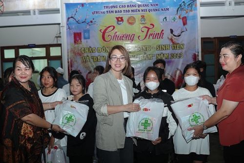 Trường CĐ Quảng Nam trao gần 300 phần quà cho học sinh, sinh viên khó khăn