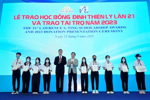 Gần 8 tỷ học bổng Đinh Thiện Lý trao cho học sinh, sinh viên khó khăn