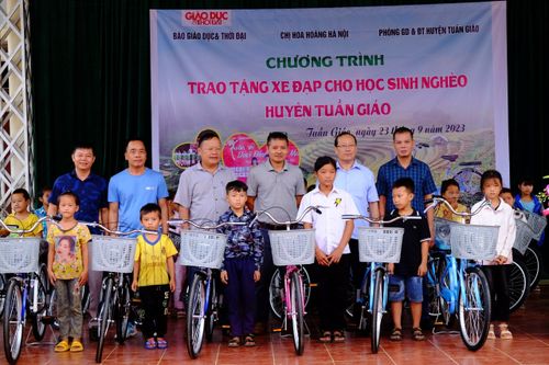 Báo GD&TĐ chuyển trao hàng trăm suất quà ý nghĩa đến học sinh vùng cao Điện Biên