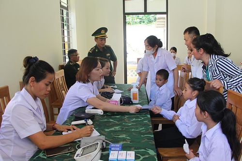 Khám bệnh, cấp thuốc miễn phí và tặng quà cho người dân Lào