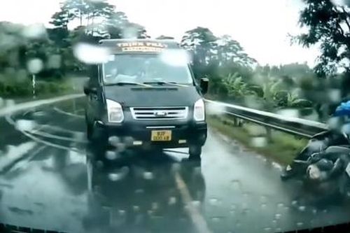 Đường trơn trượt, xe Limousine suýt bị lật khi vào cua gấp