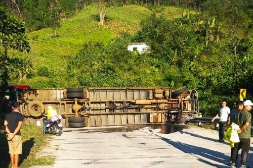 Xe tải lật trên đường Hồ Chí Minh, 3 người thương vong