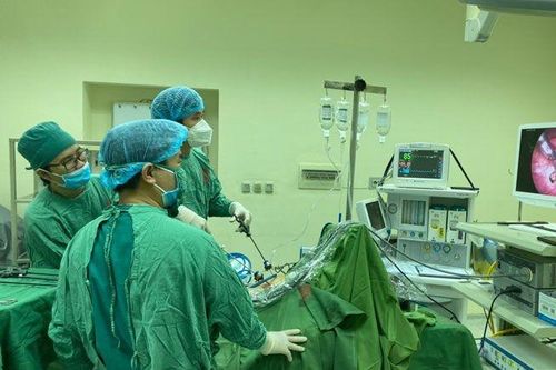 Nhập viện 'cầu cứu' bác sĩ do ăn 5 quả hồng khi đói