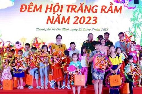 Đêm hội trăng rằm ở Trung đoàn Gia Định