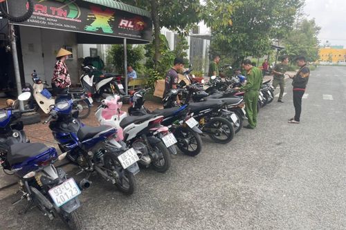Tạm giữ 13 xe máy độ chế tại một cửa hàng sửa chữa