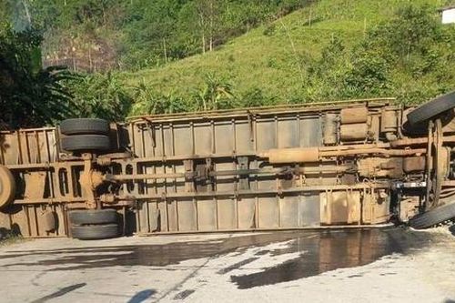 Quảng Nam: Xe tải lật trên đường Hồ Chí Minh, ba người thương vong