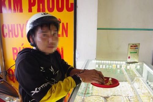 Giả vờ mua vàng rồi giật, bỏ chạy