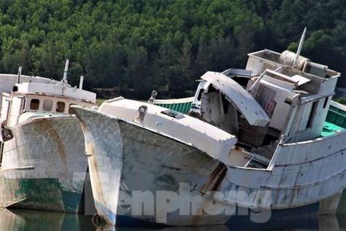 Bãi xác tàu mắc cạn 'ngáng đường' thuyền vào tránh trú bão