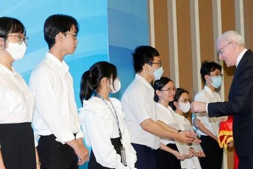 Gần 8 tỉ đồng tiền học bổng được trao đến học sinh, sinh viên
