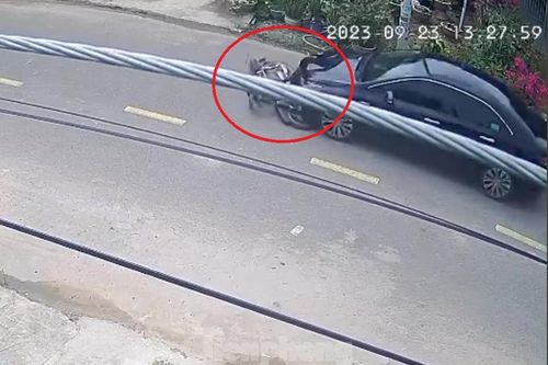 Video ô tô du lịch kéo lê chiếc xe máy trên đường sau va chạm