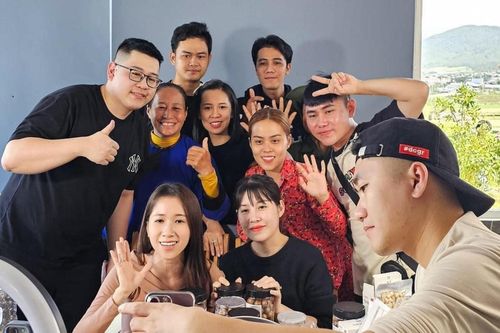 Nông dân bắt tay với Tiktoker, nông sản 'đắt như tôm tươi' ở chợ mới