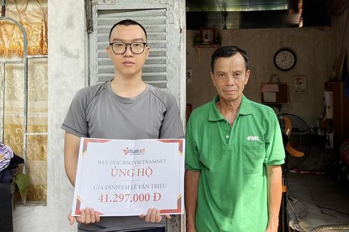 Trao hơn 40 triệu đồng đến nam sinh bỏ Đại học chăm cha mẹ bệnh tật