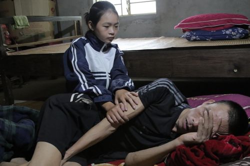 Nữ sinh đau đớn chứng kiến bố lên cơn co giật, cấu mẹ thâm tay