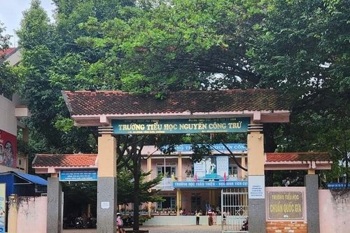 Đánh học sinh, cô giáo giải thích 'chỉ vì thương'