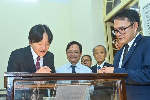 Hoàng Thái tử Nhật Bản xem tiêu bản cá bống, Công nương được tặng thú bông