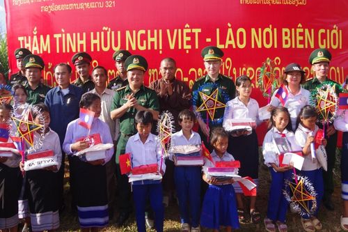 Thiếu nhi Việt - Lào đón Tết trung thu nơi biên giới